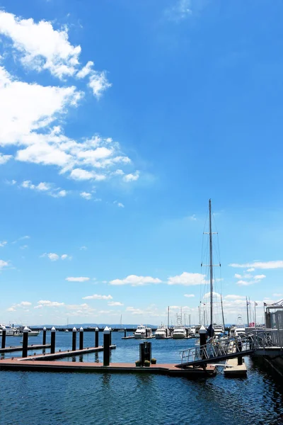 Luxe Zomer Uitzicht Jachthaven Met Een Stijlvolle Cruiser Afgemeerd — Stockfoto