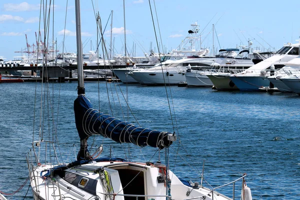 Luxuosa Vista Verão Marina Com Cruzador Elegante Atracado — Fotografia de Stock