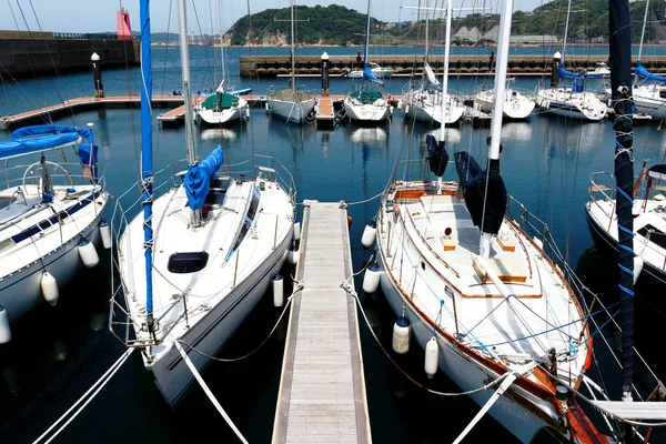 Sommar Visa Där Vita Båten Förtöjd Vid Piren Småbåtshamnen Skiner — Stockfoto