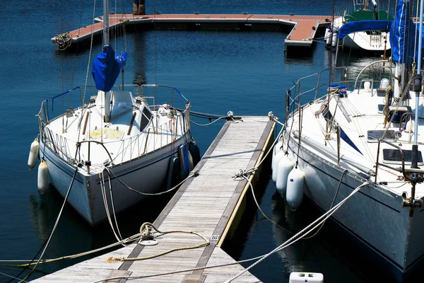 Nerede white yat marina iskelede demirlemiş bir yaz görünümü su yüzeyinde parlar