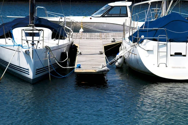 Una Vista Verano Donde Yate Blanco Amarrado Muelle Del Puerto — Foto de Stock