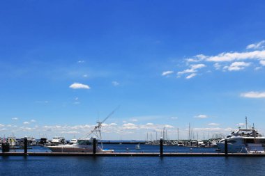 Lüks yaz görünümü ile şık bir kruvazör Marina demirleyen