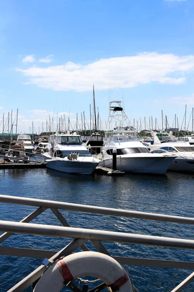 Luxe Zomer Uitzicht Jachthaven Met Een Stijlvolle Cruiser Afgemeerd — Stockfoto