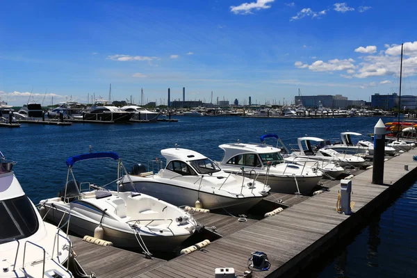 Cenário Uma Marina Ensolarada Com Pequeno Barco Motor Alinhado — Fotografia de Stock