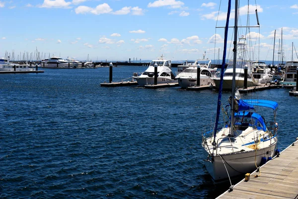 Lüks yaz görünümü ile şık bir kruvazör Marina demirleyen