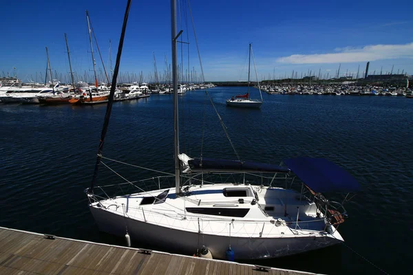 Luxe Zomer Uitzicht Jachthaven Met Een Stijlvolle Zeilboot Afgemeerd — Stockfoto