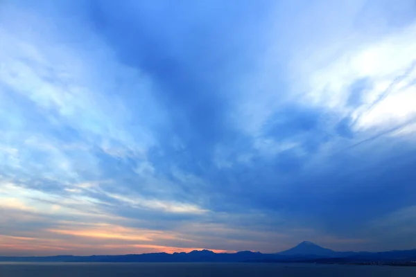 Alacakaranlık ve Mt. Fuji uzakta gördün, geniş gökyüzü