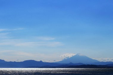 Uzak mavi Mt. Fuji görünümünü