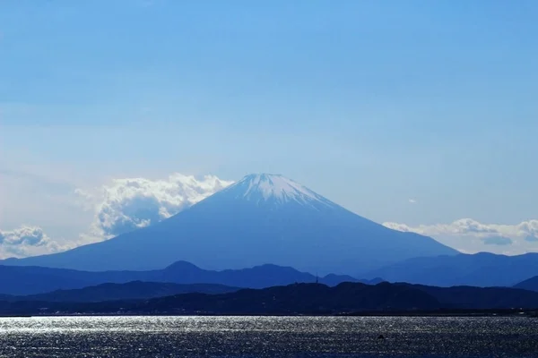 青い富士山の遠景 — ストック写真