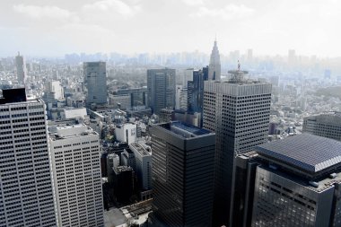 Soğuk renkler birleştirilmiş Shinjuku grubunda yüksek katlı bina