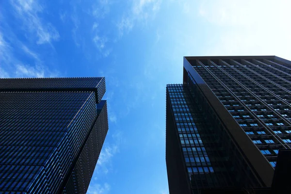 Dvě Kancelářské Budovy Stojící Pod Modrou Oblohou — Stock fotografie