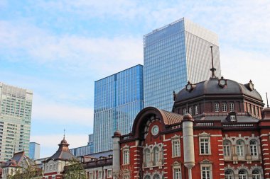 Tuğla ve modern yüksek katlı bina yapılmış Tokyo İstasyonu