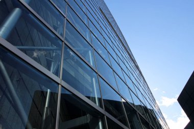 Binanın cam dış duvarın açı