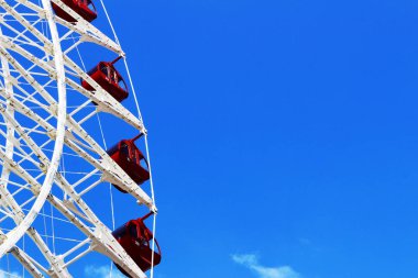 Mavi gökyüzü altında inşa edilmiş büyük bir dönme dolap