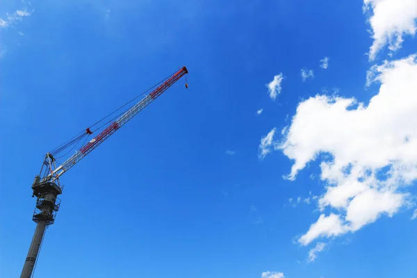 Кран Выходящий Голубое Небо — стоковое фото