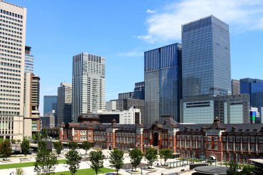 Tuğla ve yeni yüksek katlı bina yapılmış klasik Tokyo İstasyonu
