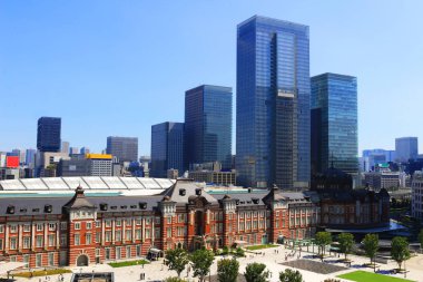 Tuğla ve yeni yüksek katlı bina yapılmış klasik Tokyo İstasyonu