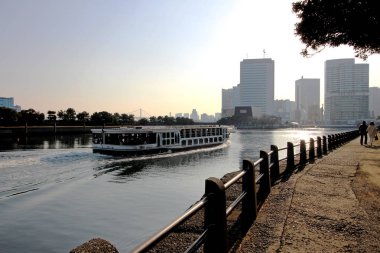 Nerede bir gökdelen görülebilir bir kanal seyir bir deniz otobüsü