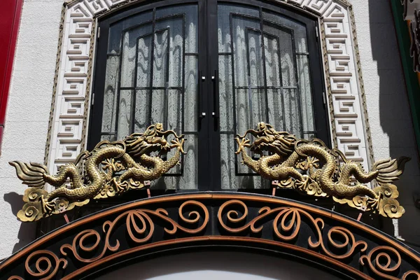 Une Paire Dragons Décorés Dans Fenêtre Bâtiment — Photo