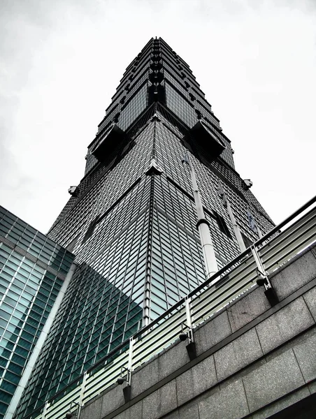 Taipei 101 Steigt Den Wolkenverhangenen Himmel — Stockfoto