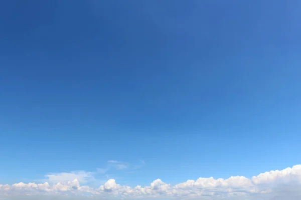 Sommaren Molnet Sprider Sig Den Blå Himlen — Stockfoto