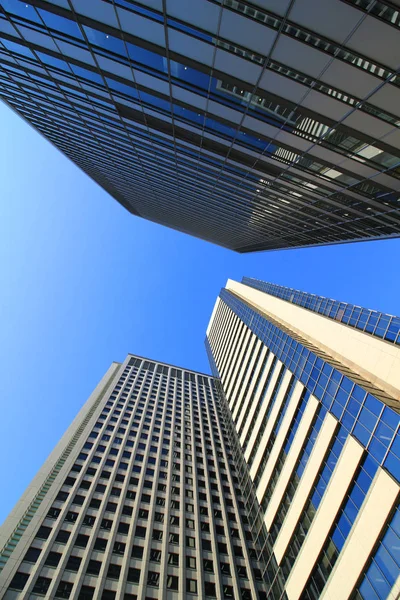 Výšková Budova Stojící Pod Modrou Oblohou — Stock fotografie