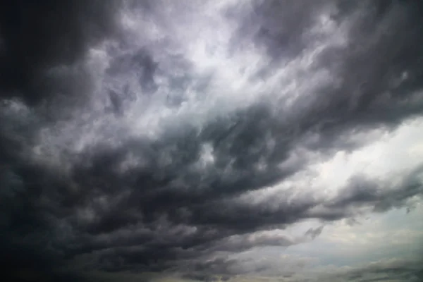 Небо Текстуры Драматическими Облаками Распространяется — стоковое фото