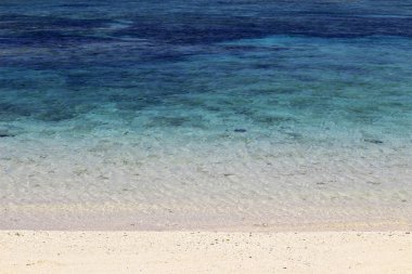 Beyaz kumlu plajları tatil ve mavi denizin dalgaları