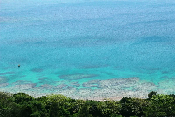 漁船が浮かぶサンゴ礁の海岸 — ストック写真