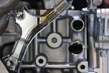 Gümüş parlayan makine parçaları