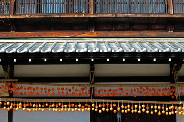 日本の田舎の風景吊り干し柿家の軒下に — ストック写真