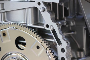 Gümüş parlayan makine parçaları