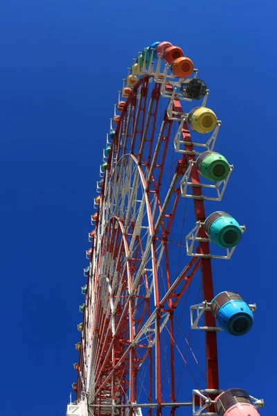 Een Groot Reuzenrad Gebouwd Onder Blauwe Hemel — Stockfoto