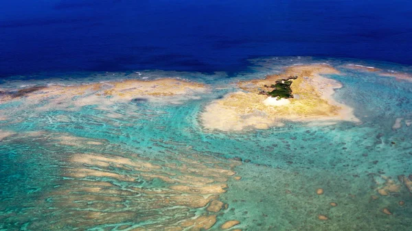 Una Pequeña Isla Rodeada Arrecifes Coral Flotando Océano Azul —  Fotos de Stock