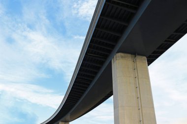 Yükseltilmiş bir yol destekleyen bir büyük ayağı