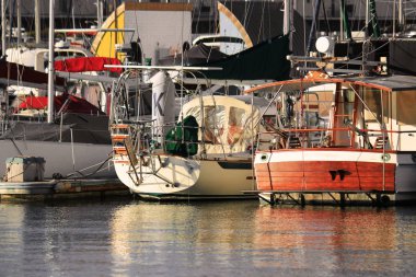 Alacakaranlık saat marinada toplayan