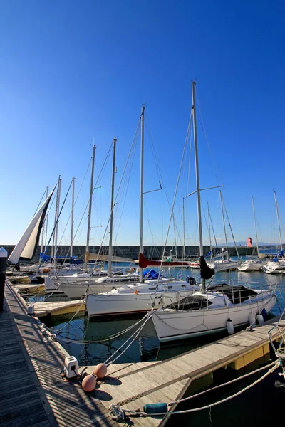 Landschap Van Yacht Harbor Geconfronteerd Met Kalme Zee Van Zomer — Stockfoto