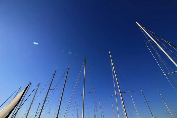 想象夏天和游艇桅杆的晴朗蓝天的抽象风景 — 图库照片