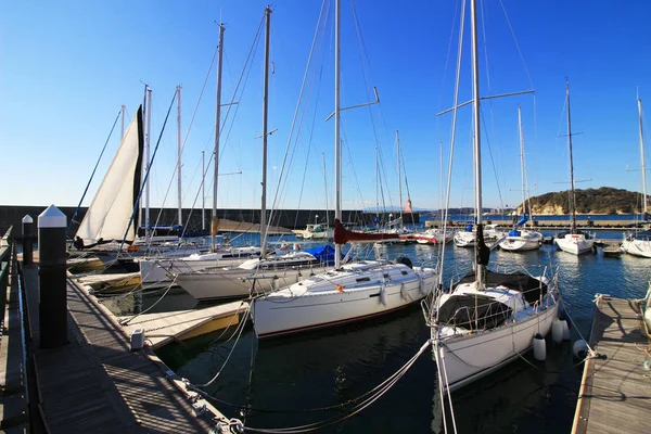 Landschap Van Yacht Harbor Geconfronteerd Met Kalme Zee Van Zomer — Stockfoto