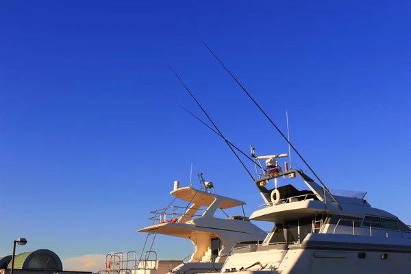 Розкішний Крейсерський Човен Викладений Прозорому Блакитному Небі — стокове фото