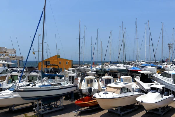 Paisagem Pequeno Navio Pousou Uma Marina — Fotografia de Stock