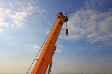 Mavi gökyüzüne doğru uzanan bir vinç