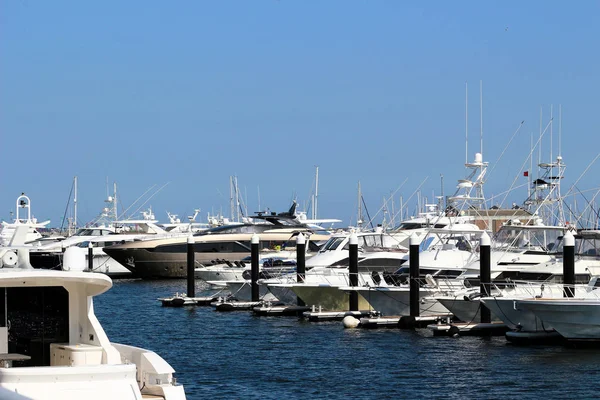 Zachte Jachthaven Met Luxe Kruisers Rijtje — Stockfoto