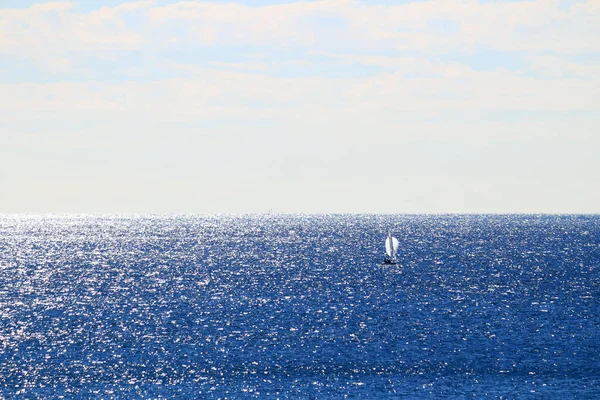 广阔的海洋和帆船 — 图库照片