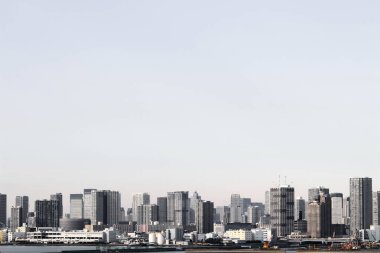 Tokyo sahildeki standları yüksek katlı bir apartmanın bir sahne