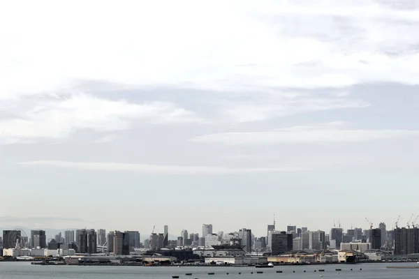 東京のウォーター フロントの上に立つ高層マンションの風景 — ストック写真