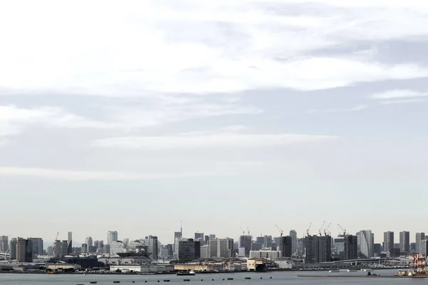 東京のウォーター フロントの上に立つ高層マンションの風景 — ストック写真