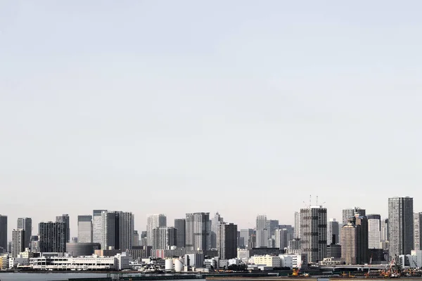 Tokyo sahildeki standları yüksek katlı bir apartmanın bir sahne