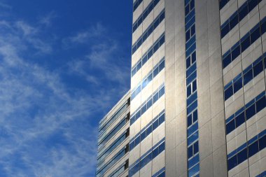 Burada güneş ışığı yansıtır binanın dış duvarı