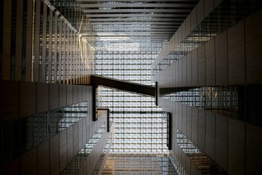 Güneş ışığından bir dam penceresi ile bir bina iç görünüm üzerinde bir yüksek tavan